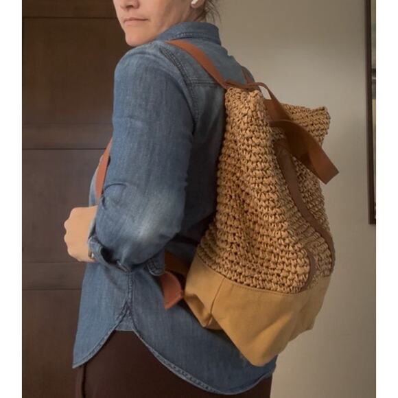 ROXY Beach Lover Woven Tan Tote Backpack Bag Medium Size Great Condition - Picture 2 of 8